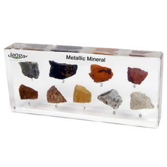 Minerały, rudy metali i surowce mineralne, 9 okazów zatopionych w tworzywie
