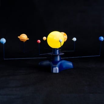 Model układu słonecznego z planetarium