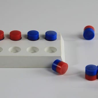 We count to 5 and 10 - two-coloured pegs with a base